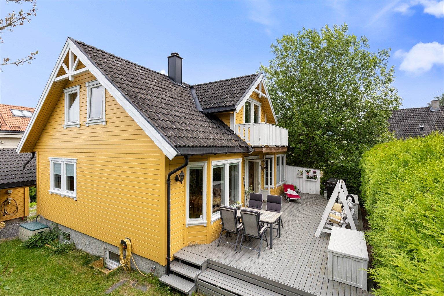 Her får du en innholdsrik enebolig over 2 etasjer med kjeller, en stor terrasse, balkong, hage og garasje med carport. Foto: Petter Tanum Larsen
