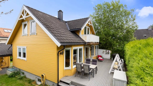 Her får du en innholdsrik enebolig over 2 etasjer med kjeller, en stor terrasse, balkong, hage og garasje med carport. Foto: Petter Tanum Larsen