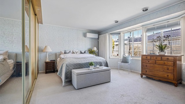 ( sov I ) i 1. etg etasje brukes som hovedsoverom og har eget bad .
Soverommet er av god størrelse, har plass til stor dobbeltseng og nattbord. Det er stedbygd skyvedørsgarderobe.