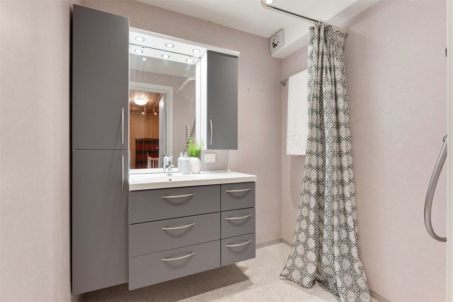 Badet i 2. etasje ble oppgradert i 2014 og har servantskap, speilskap og downlights i himling.
