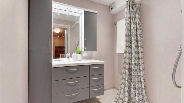 Badet i 2. etasje ble oppgradert i 2014 og har servantskap, speilskap og downlights i himling.