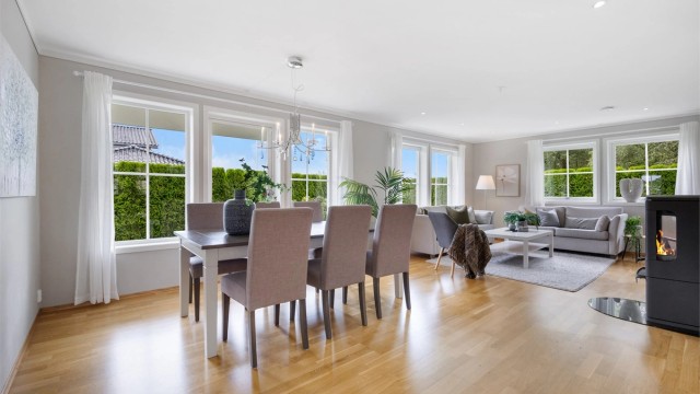 Boligen har balansert ventilasjon som sørger for et godt inneklima. Det er også satt inn peis som gir varme og hygge på kalde dager.