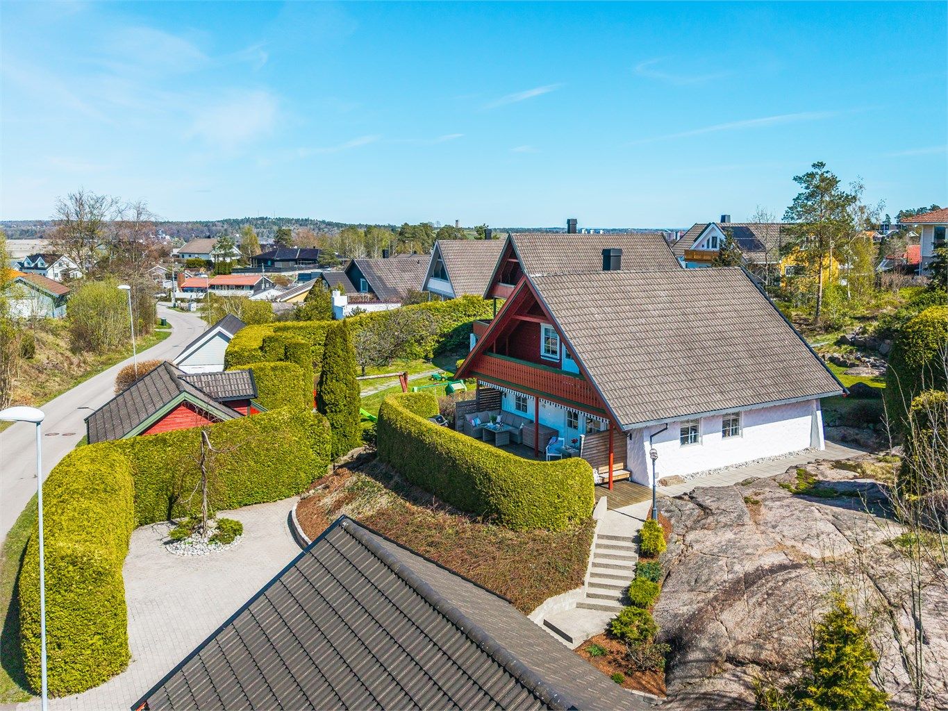 Et meget barnevennlig område med kort vei til skoler, barnehager og lekeplass.