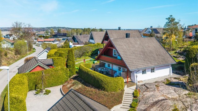 Et meget barnevennlig område med kort vei til skoler, barnehager og lekeplass.