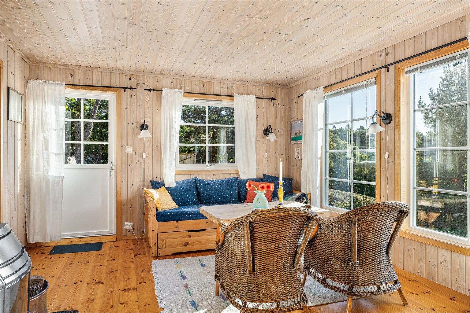 I stua er det plass til både spisebord og sofagruppe. Utgang til terrassen rett frem.
