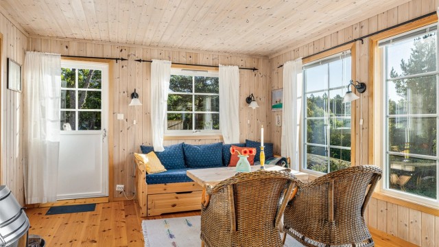I stua er det plass til både spisebord og sofagruppe. Utgang til terrassen rett frem.
