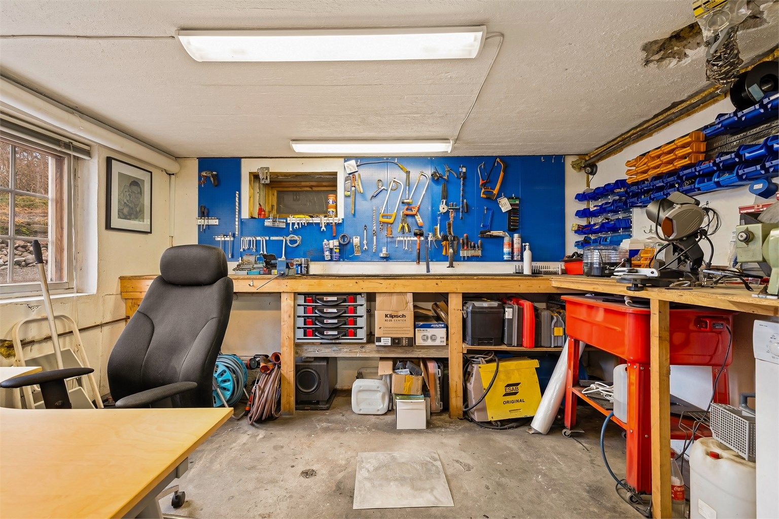 Verkstedet har også arbeidsbenk.