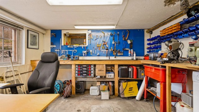 Verkstedet har også arbeidsbenk.