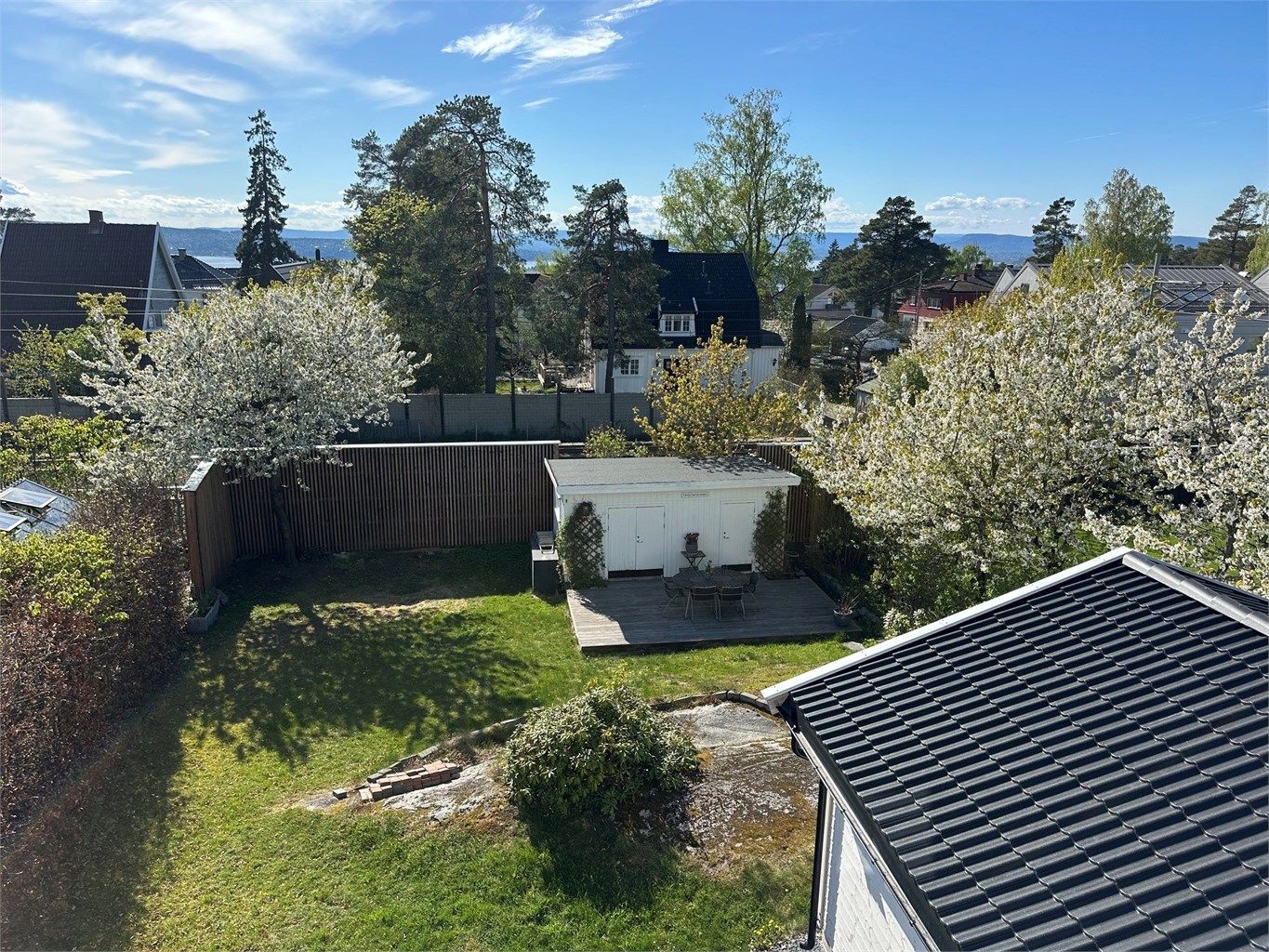 I hagen finnes også en dobbel bod på 17 m² med rikelig lagringsplass, samt en egen markterrasse.