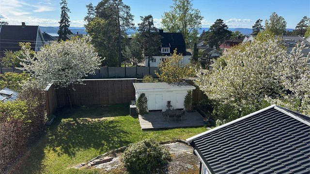 I hagen finnes også en dobbel bod på 17 m² med rikelig lagringsplass, samt en egen markterrasse.
