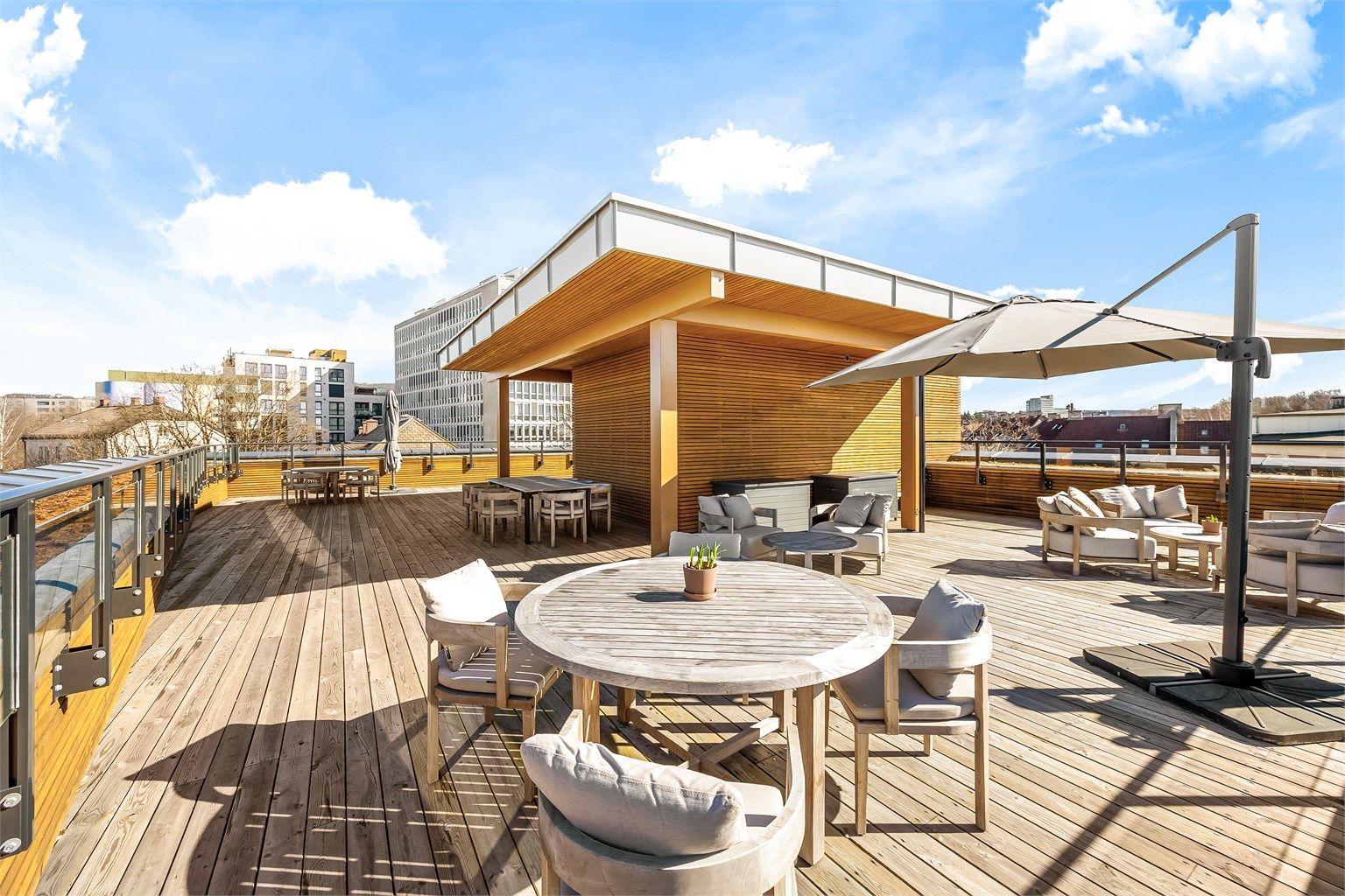 Flere sittegrupper og god plass på takterrassene.