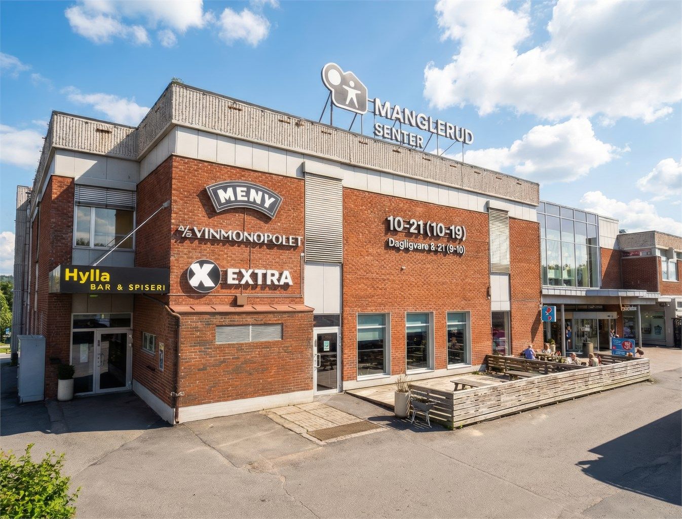 Alle daglige ærender kan gjøres til fots. Manglerud Senter, med et bredt utvalg av butikker, dagligvare som Meny og Coop Extra, apotek og vinmonopol, ligger kun en kort spasertur unna.