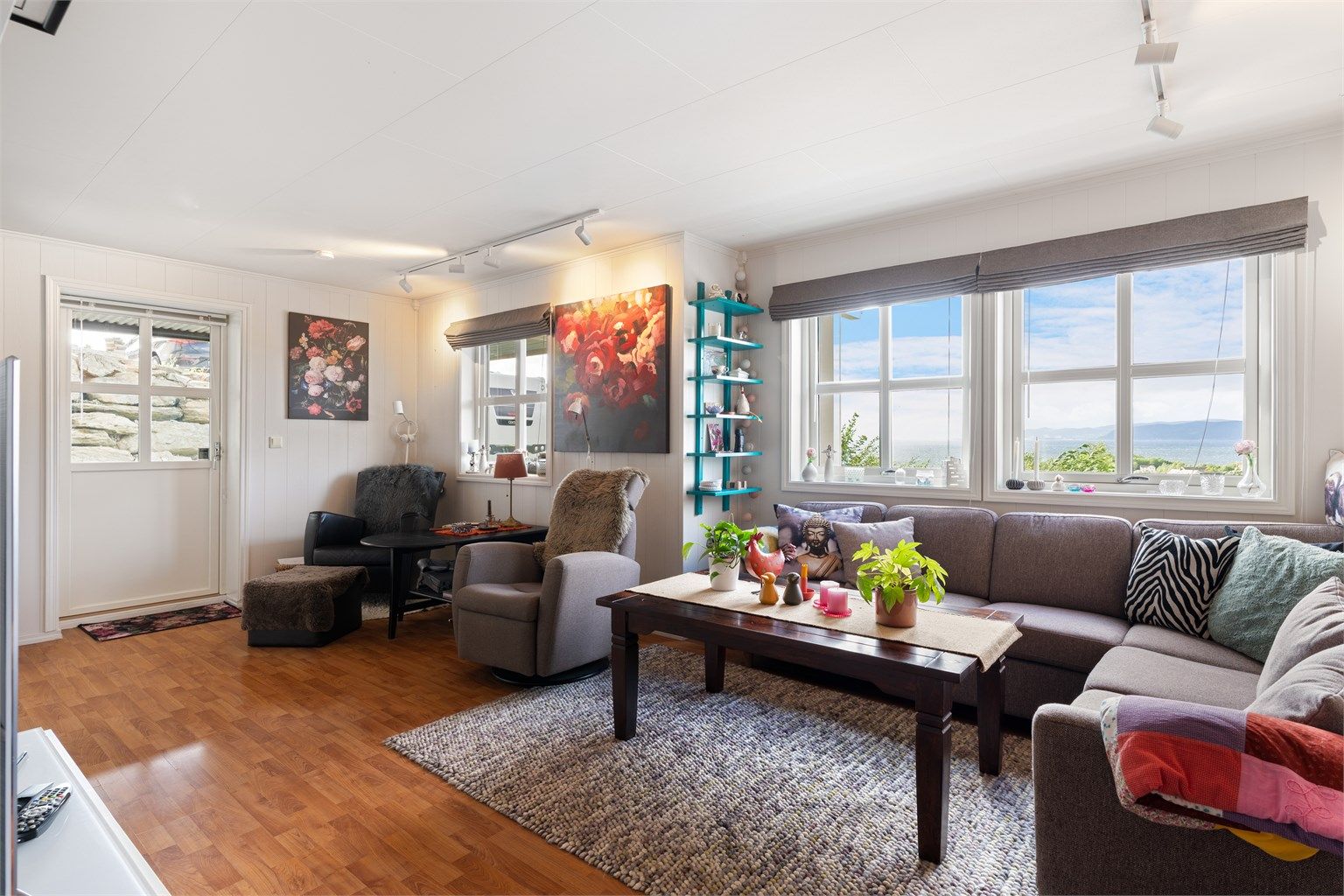 Utleiedelen består av stue, kjøkken, gang, entré, bad, vaskerom, bod og to soverom. 