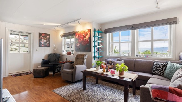 Utleiedelen består av stue, kjøkken, gang, entré, bad, vaskerom, bod og to soverom.