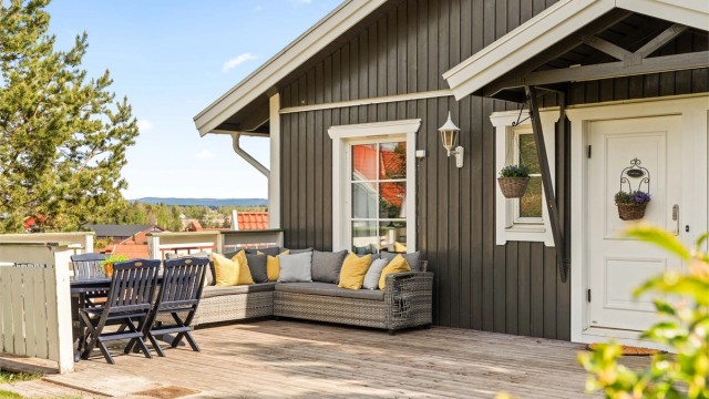 Den store terrassen ved inngangspartiet har god plass til utemøbler.