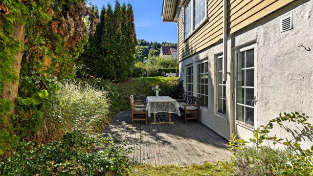 Fra hybelen er det adkomst til en terrasse på 15 kvm