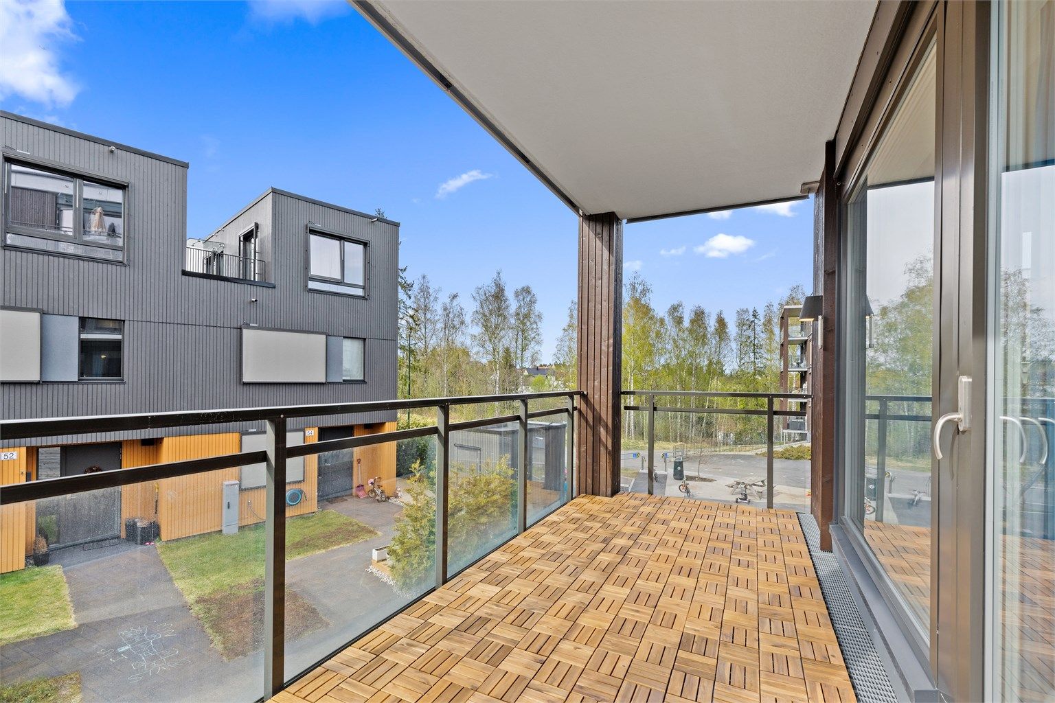 Fra stuen er det utgang til en overbygget, vest-nordvestvendt balkong med god plass til utemøbler.
