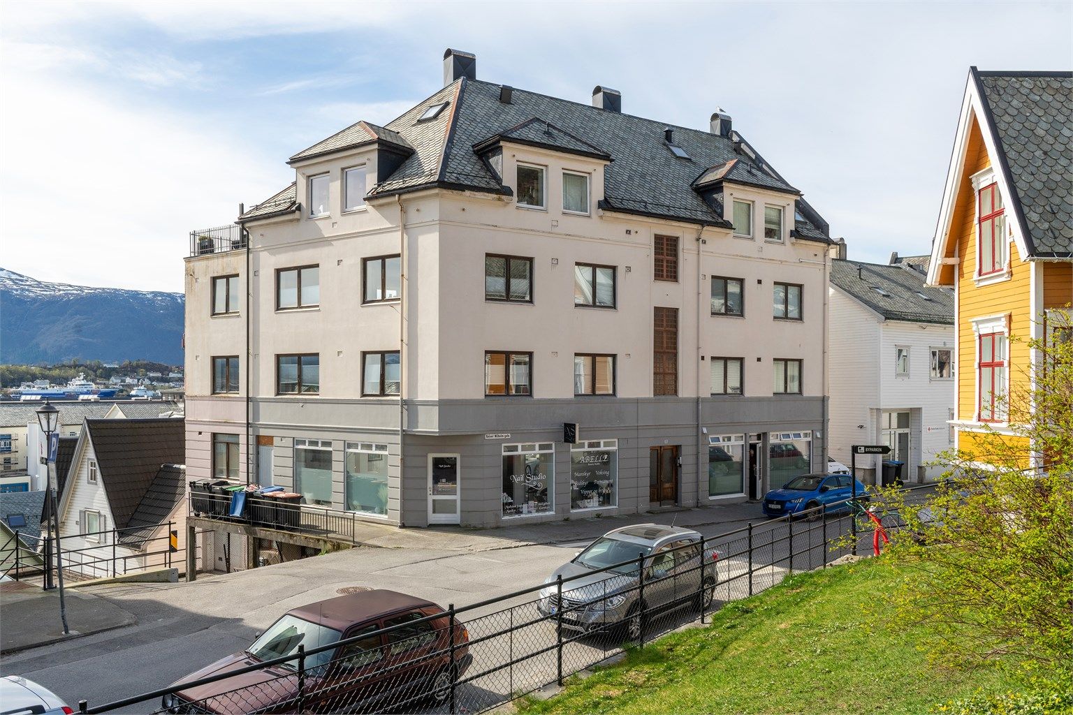 Fasade mot Keiser Wilhelmsgate mot nord - leiligheten har sydvendt orientering i 1. etasje