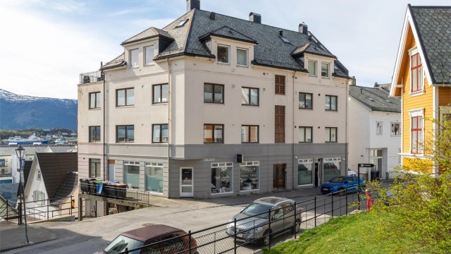 Fasade mot Keiser Wilhelmsgate mot nord - leiligheten har sydvendt orientering i 1. etasje