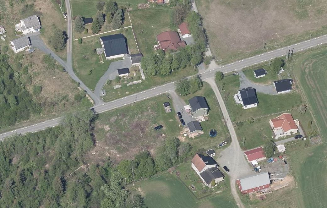 Bilde er tatt fra skråbilde fra 1881.no. Anbefaler de som vurderer kjøp å dra å se på tomten slik den står. Noe skog har vokst opp igjen