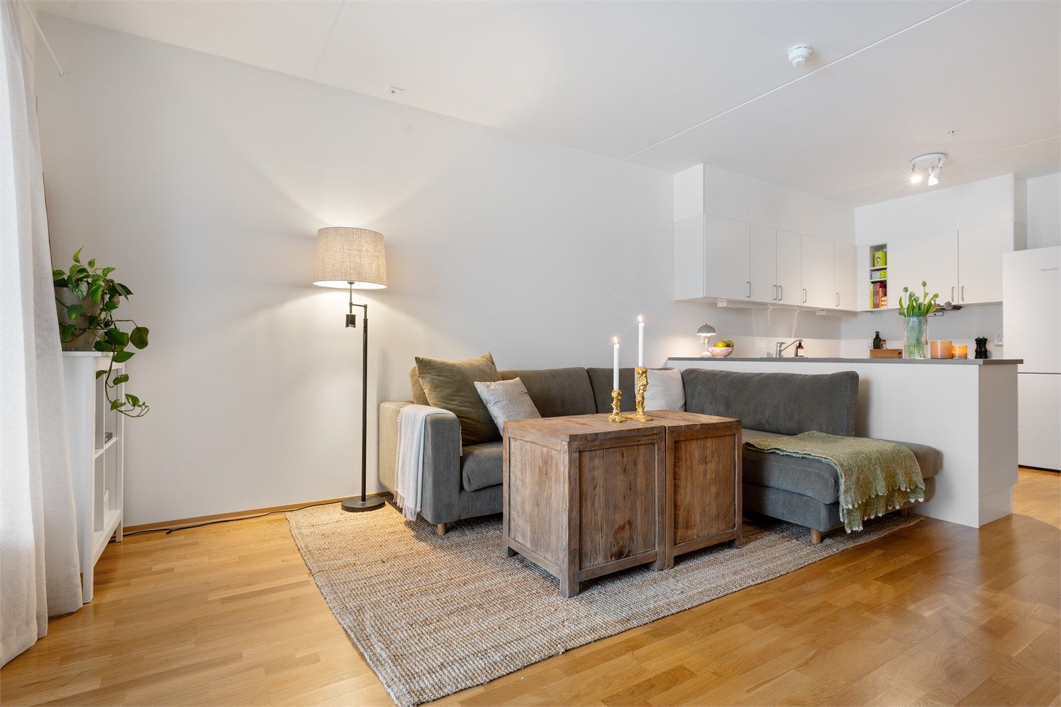 Stuen har god plass til sittegruppe og tv-krok