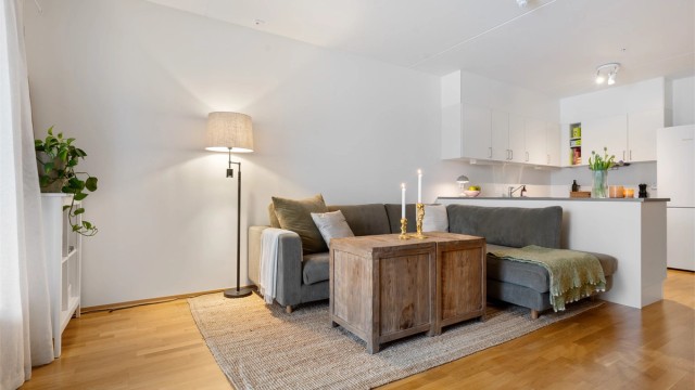 Stuen har god plass til sittegruppe og tv-krok