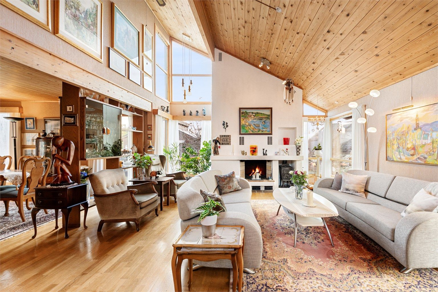 Store lyse og luftige stuer med dels åpen løsning mellom stuene med fast bokhylle/romdeler. God takhøyde på stuen og skråhimling som gir god romfølelse.