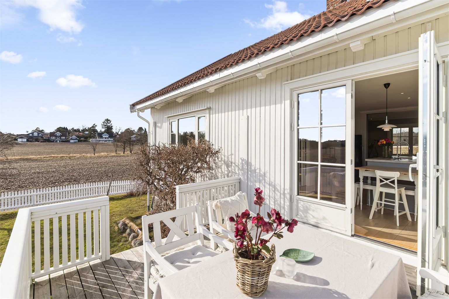 Fra kjøkkenet er det direkte utgang til en sydvendt terrasse på 12 m².