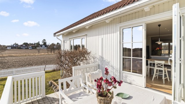 Fra kjøkkenet er det direkte utgang til en sydvendt terrasse på 12 m².