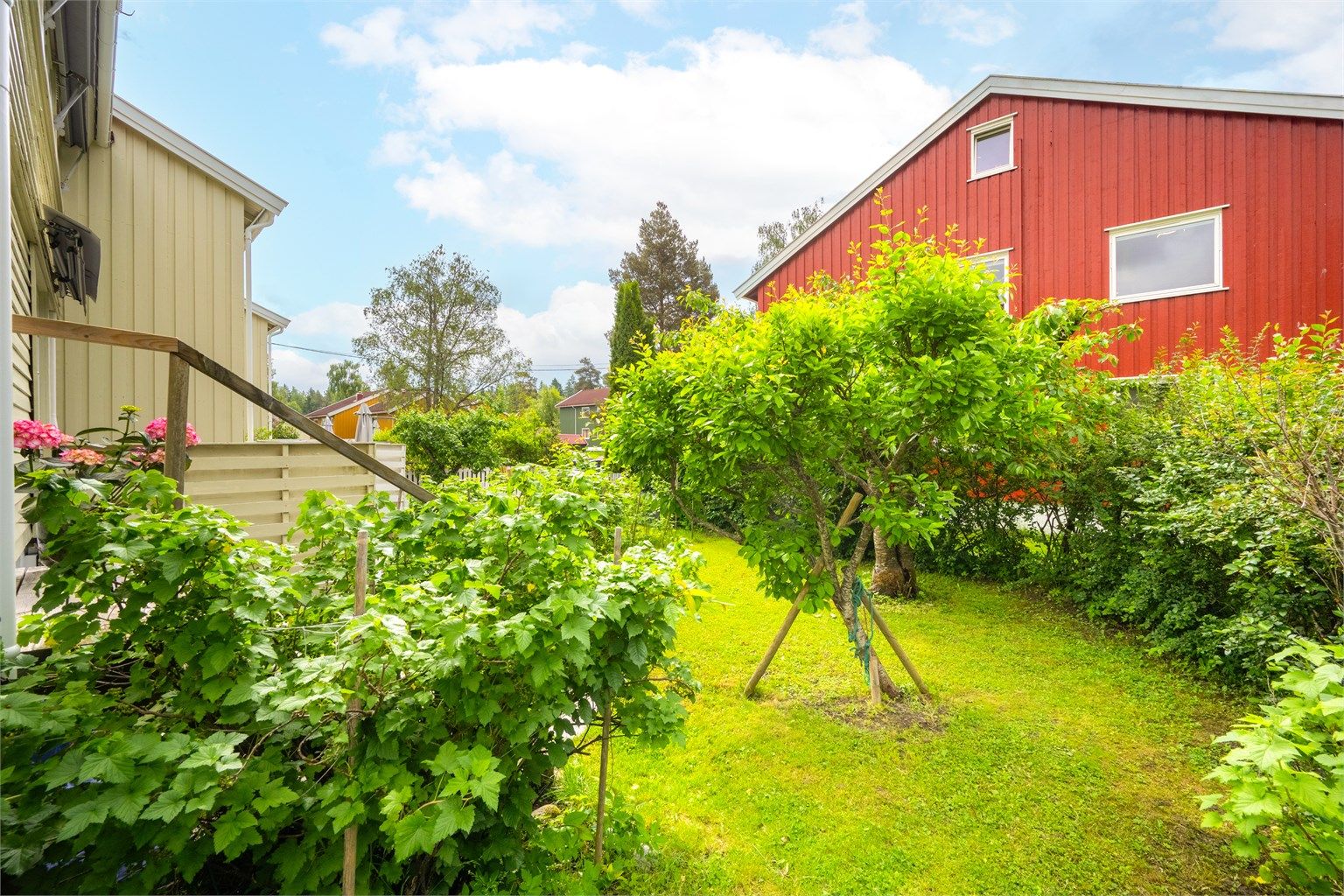 Som enderekkehus har boligen en usjenert disponibel hage med gode solforhold.