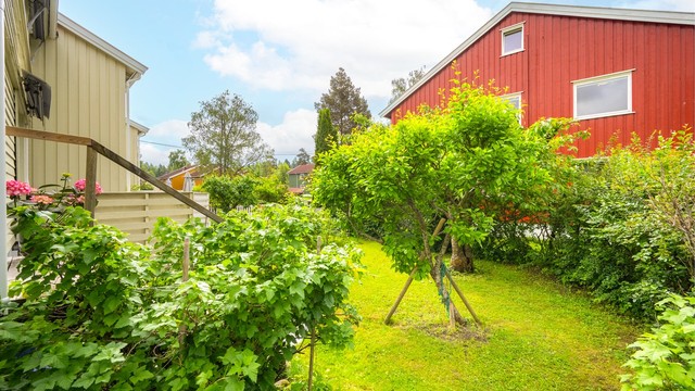 Som enderekkehus har boligen en usjenert disponibel hage med gode solforhold.