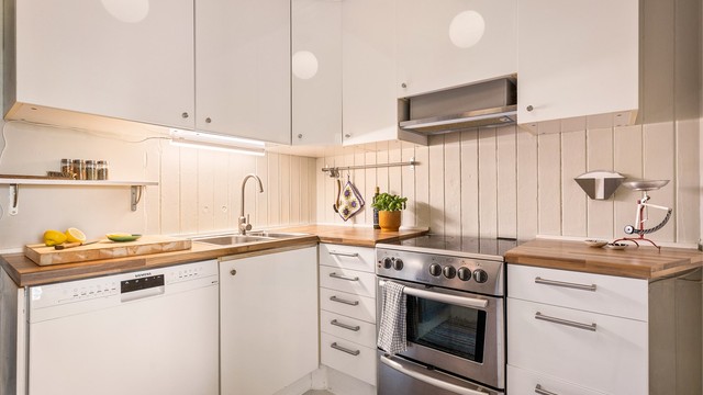 Kjøkkenet er utstyrt med kjøl/frys, komfyr, ventilator og oppvaskmaskin som medfølger i handelen.