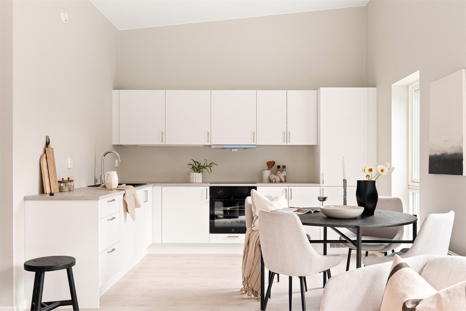 Leiligheten er oppført i tråd med nyeste tekniske standard og har i tillegg moderne overflater og innredninger. Fotograf; Kristoffer Kristiansen