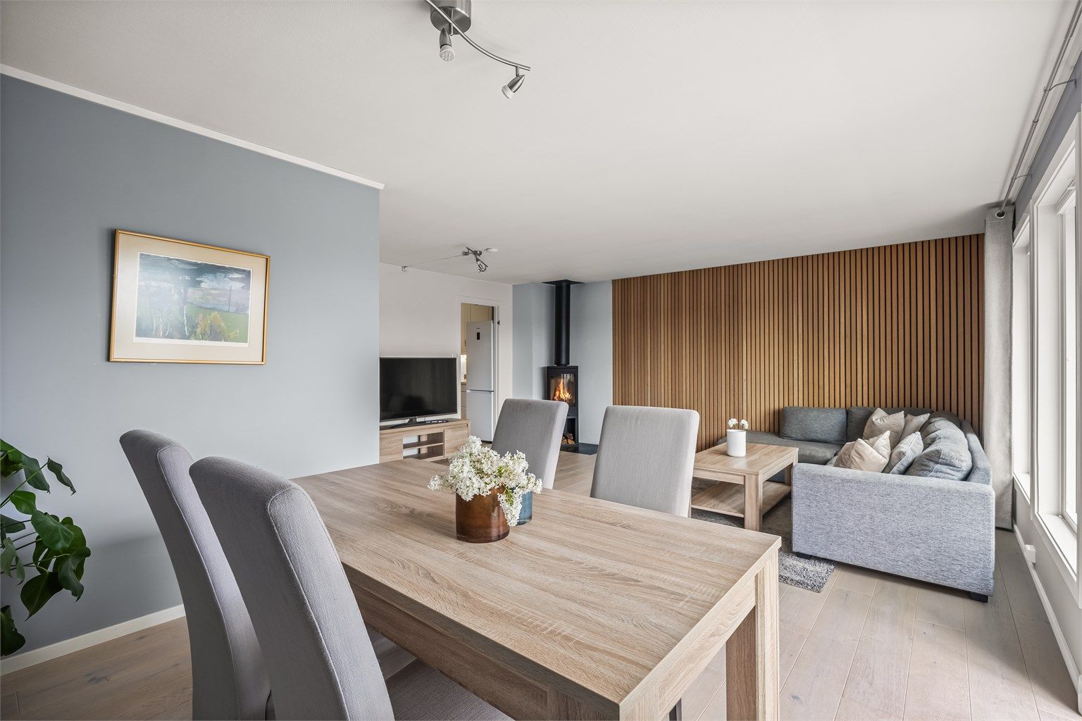 Stue - plass til langbord hvor gjester kan inviteres til hyggelig selskap