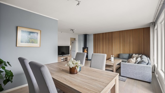 Stue - plass til langbord hvor gjester kan inviteres til hyggelig selskap