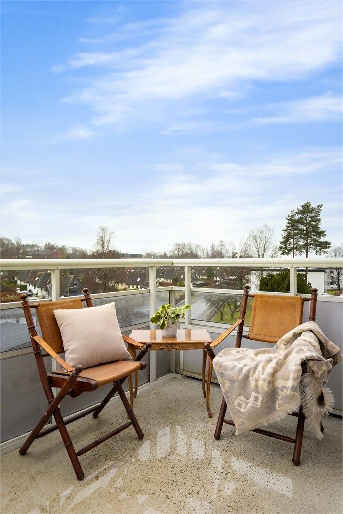 Balkongen har rekkverk av metall og plater, og er utstyrt med markise.