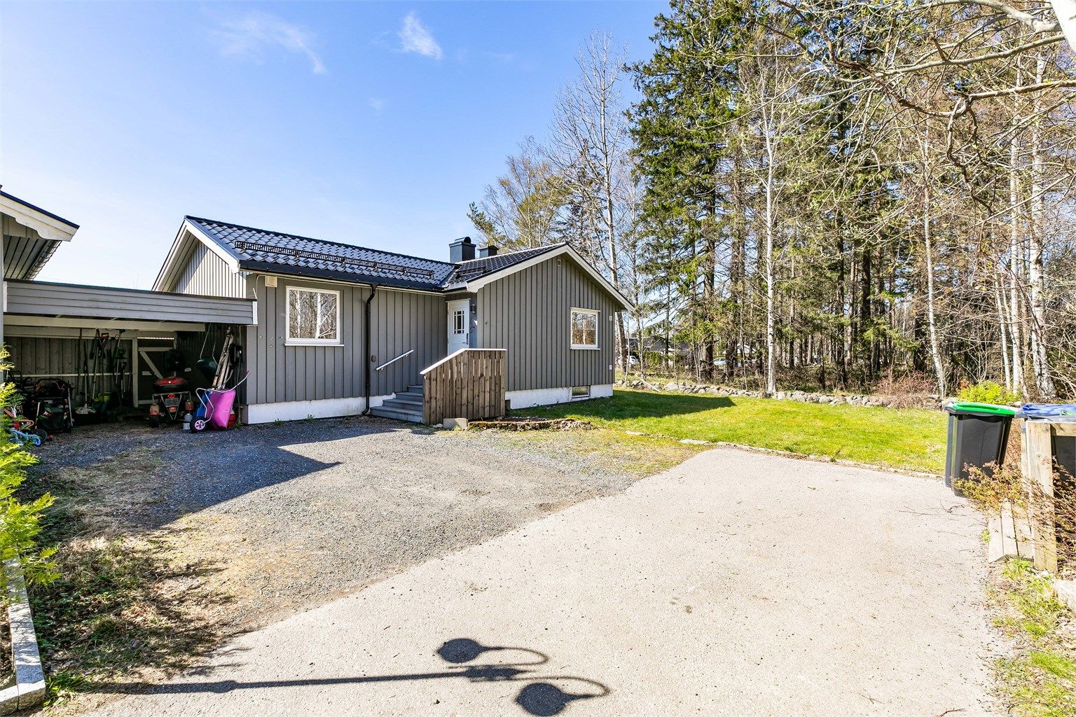 Siden boligen ligger på enden, er det ekstra gode biloppstillingsmuligheter utenfor. Lader til EL-bil er montert i carporten.