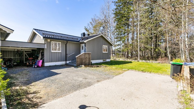Siden boligen ligger på enden, er det ekstra gode biloppstillingsmuligheter utenfor. Lader til EL-bil er montert i carporten.