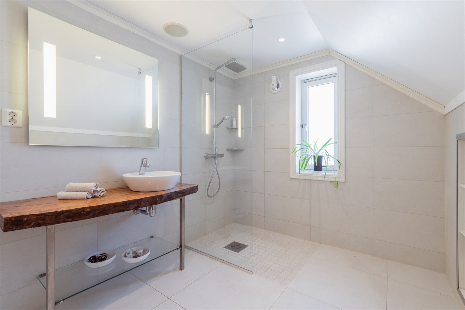 Badet i andre etasje ble oppgradert i 2017. Fliser på gulv og vegger, varmekabler og en romslig dusjnisje.