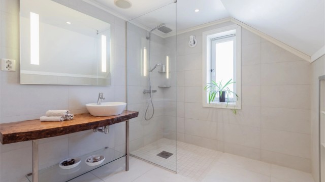 Badet i andre etasje ble oppgradert i 2017. Fliser på gulv og vegger, varmekabler og en romslig dusjnisje.