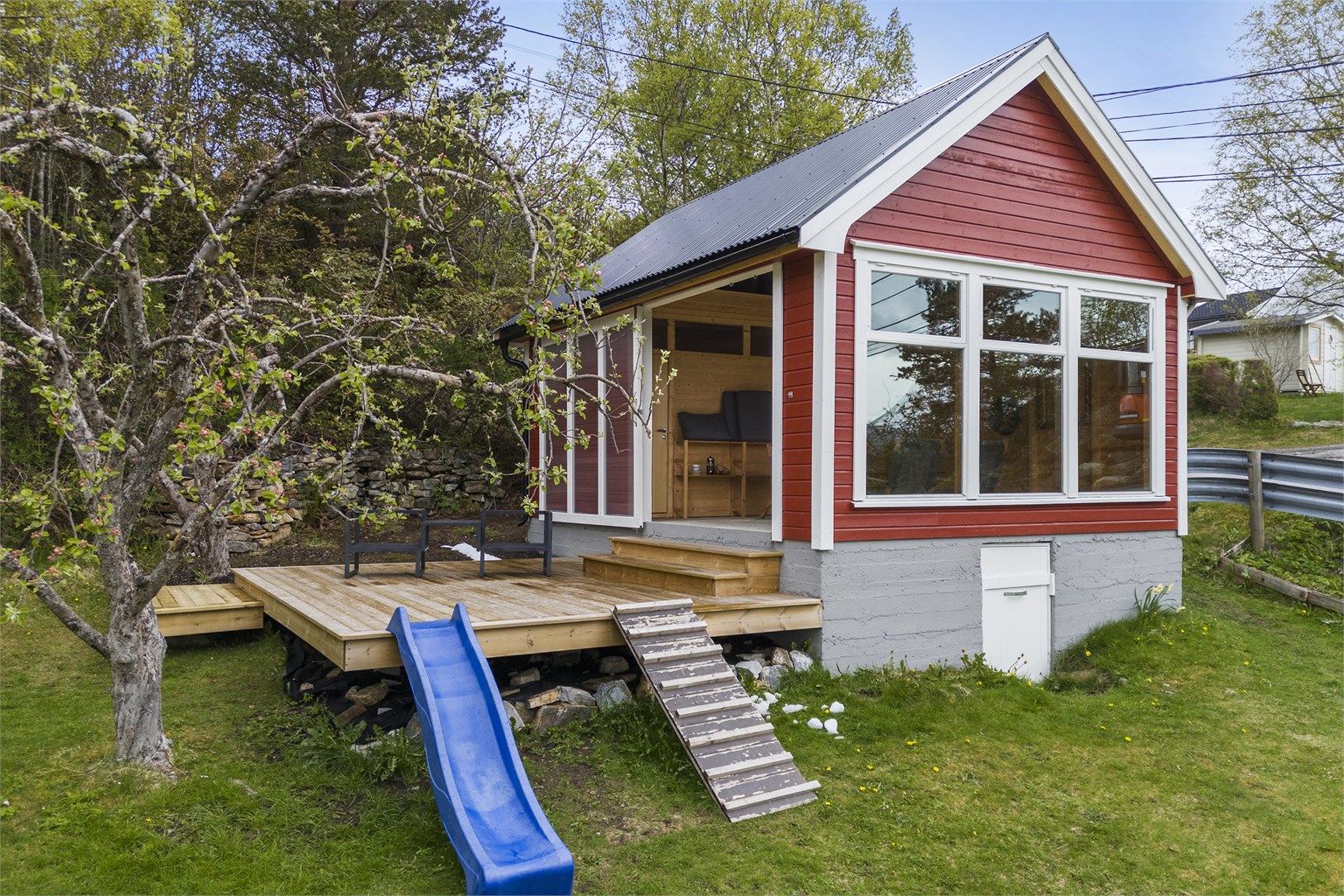 Det medfølger og et praktisk og sjarmerende uthus som har blitt rehabilitert i perioden 2023 - 2026, med bla ny taktekking og terrasse, samt byttet mesteparten av bærende konstruksjon