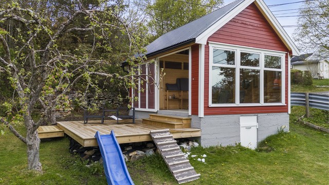 Det medfølger og et praktisk og sjarmerende uthus som har blitt rehabilitert i perioden 2023 - 2026, med bla ny taktekking og terrasse, samt byttet mesteparten av bærende konstruksjon