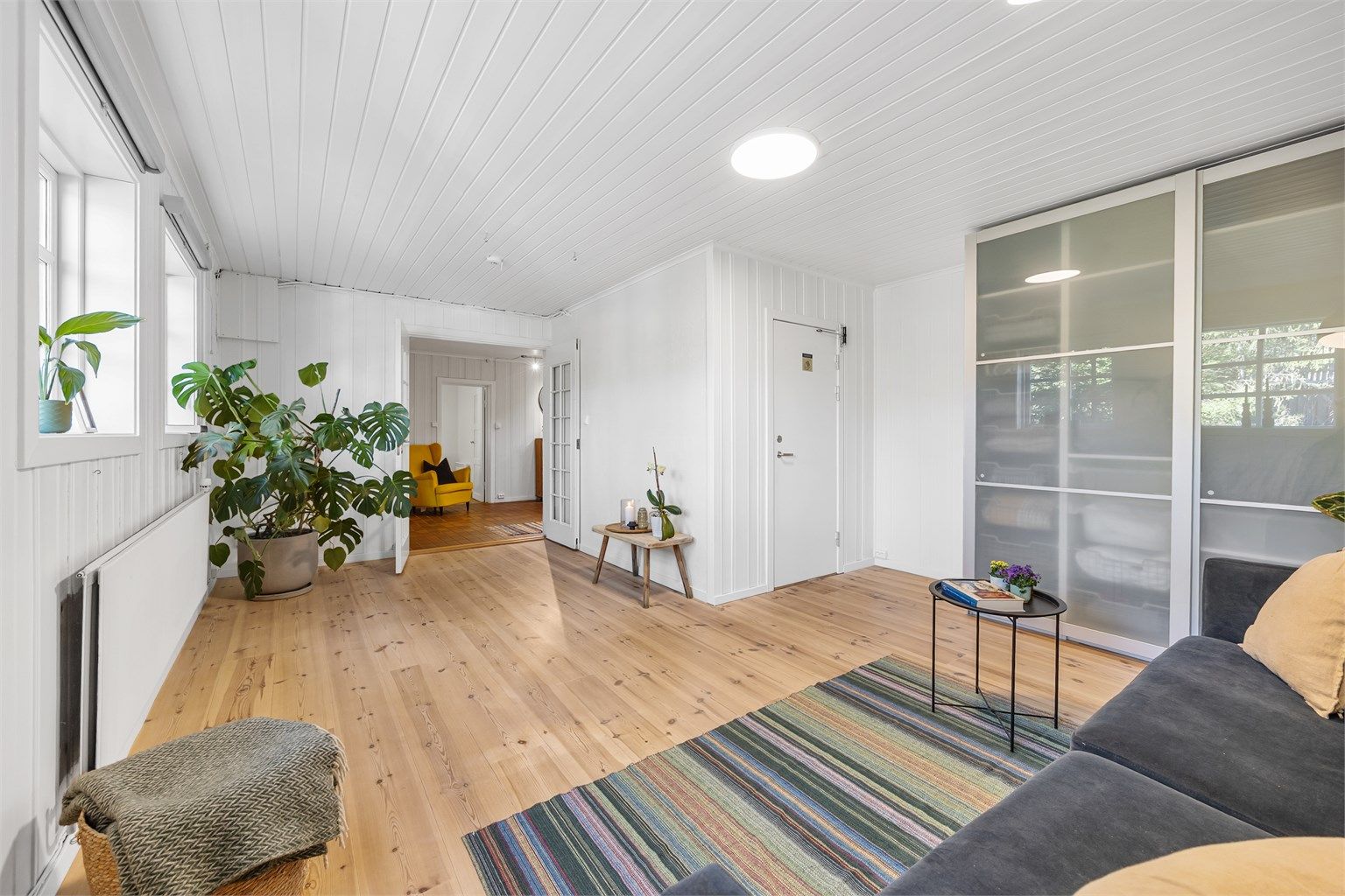 Boligen er oppvarmet med bergvarme til radiatorer.