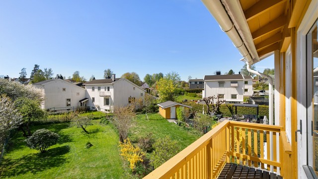 Balkongen er på 3 kvm og vender ut mot hagen