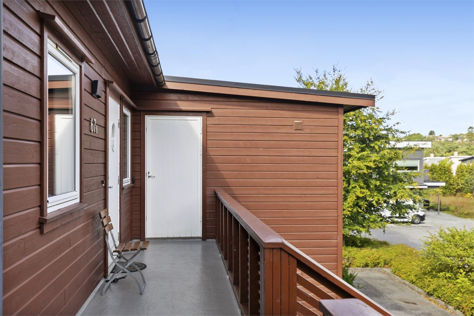 Ved inngangspartiet disponerer leiligheten en praktisk utvendig bod på 5 m².