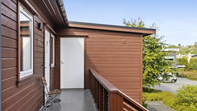 Ved inngangspartiet disponerer leiligheten en praktisk utvendig bod på 5 m².