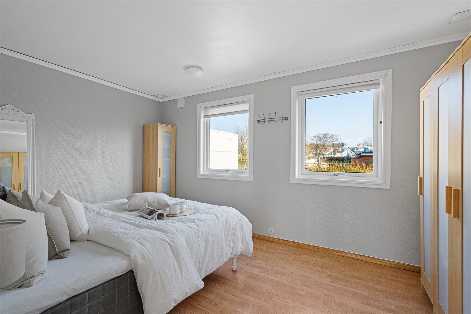 Soverom I er av god størrelse og har laminat på gulv, flere garderobeskap med god oppbevaring. God plass til stor seng og nattbord. 