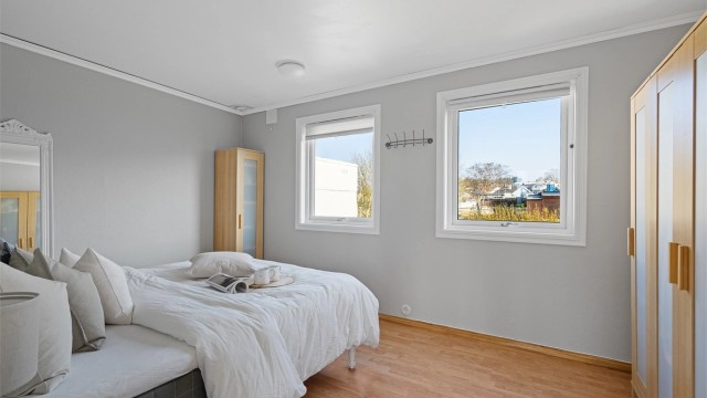 Soverom I er av god størrelse og har laminat på gulv, flere garderobeskap med god oppbevaring. God plass til stor seng og nattbord.