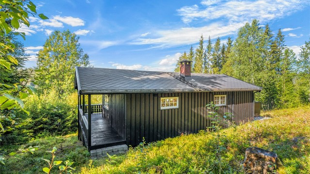 Terrassen rundt hytta er på hele 20 kvm. Taket ble utvendig tekket med shingel fra ca 2021