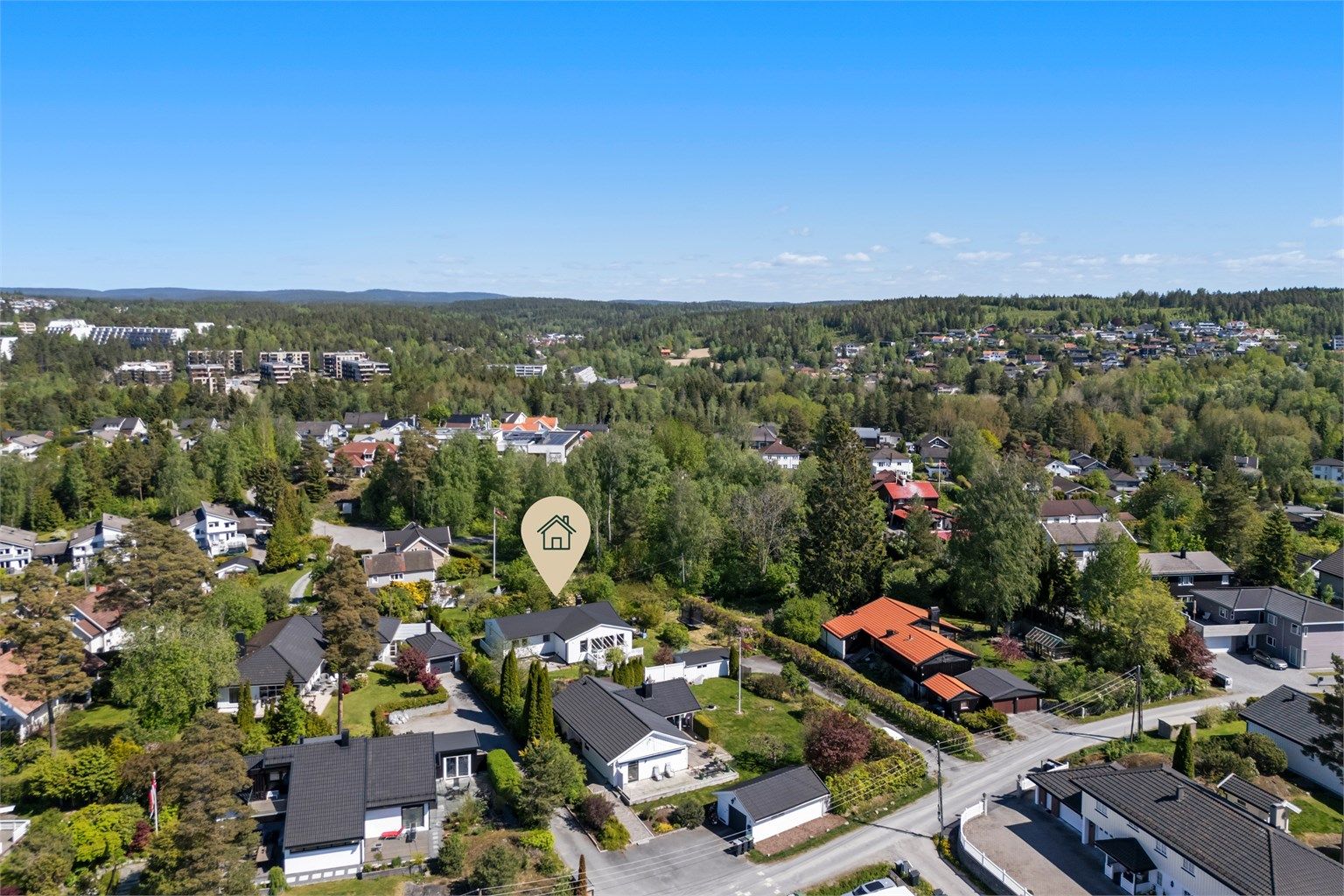 Boligen ligger tilbaketrukket og rolig til i et attraktivt boligområde med kort vei til barnehager og barneskole
